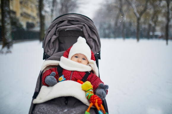 Ciepły spacer maluszka Zdrowie, LIFESTYLE - Jako młodzi rodzice często zadajemy sobie pytanie, czy należy wychodzić z maluszkiem zimą? Jeśli tak, to w takim razie, jak często i jaka temperatura jest odpowiednia dla pociechy? Podpowiadamy, jak przygotować się do zimowego spaceru, aby przynosił maleństwu same korzyści!