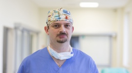 Złamania kręgosłupa: czym są, jak się je leczy? Zdrowie, LIFESTYLE - Gdy mówimy o złamaniach kręgosłupa, na myśl przychodzą najczęściej skoki „na główkę” do wody – plaga każdych wakacji. Jednak ta poważna kontuzja może nas dotknąć podczas prozaicznych czynności, takich jak niefortunny ruch czy potknięcie.
