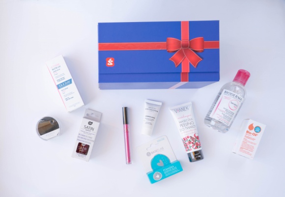 SuperBox od Super-Pharm Zdrowie, LIFESTYLE - Pudełko pełne nowych kosmetyków, z których każdy z nich może stać się Twoim ulubionym? Brzmi kusząco i zachęcająco. SuperBox to komplet wyjątkowych produktów, dostępny tylko w Super-Pharm.