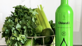 Przepis na zdrowie – Chlorofil Zdrowie, LIFESTYLE - Chlorofil kojarzy nam się z kolorem zielonym, symbolizującym zdrowie i witalność. Dzięki zawartym w nim bogactwu witamin i minerałów, każdego dnia jesteśmy we wspaniałej kondycji. Dowiedz się za co odpowiada chlorofil i dlaczego warto go suplementować!
