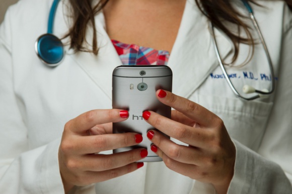 5 specjalistów, z których porad najczęściej korzystamy przez telefon Zdrowie, LIFESTYLE - Coraz chętniej korzystamy z porad specjalistów przez telefon – to już 39% teleporad. Oprócz internisty, najczęściej rozmawiamy z dermatologiem, ginekologiem, endokrynologiem, ortopedą i alergologiem.