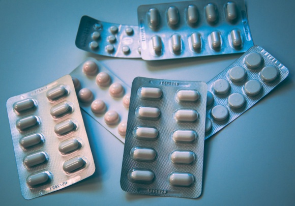 Lek na COVID-19? Uważaj na fałszywe produkty Zdrowie, LIFESTYLE - W sieci pojawiają się nieprawdziwe doniesienia o wynalezieniu leków na COVID-19. Jak ustrzec się przed fałszywymi produktami?