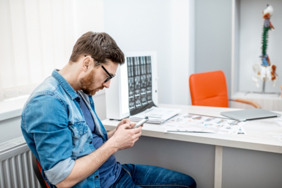 Odłóż telefon i ciesz się zdrowym kręgosłupem! Zdrowie, LIFESTYLE - Telefony komórkowe określa się czasem największym nałogiem XXI wieku, a socjologowie nazywają to fonoholizmem. Nadmierne ich używanie może oznaczać poważne problemy ortopedyczne.
