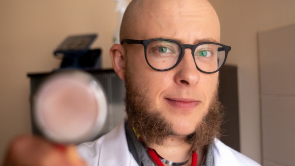 Światowy Dzień Mózgu. Co medycyna stylu życia może zrobić dla choroby Alzheimera Zdrowie, LIFESTYLE - Zgodnie z prognozami przygotowanymi przez ONZ za trzydzieści lat nawet jedna na 85 osób zachoruje na chorobę Alzheimera. Choć predyspozycje do zachorowania są dziedziczne (obecność genu ApoE4), czynnikiem wyzwalającym jest styl życia, w tym dieta.