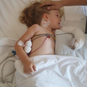 Pomóżmy małej Oliwce odzyskać sprawną rękę. Brakuje tylko 15 000 zł!