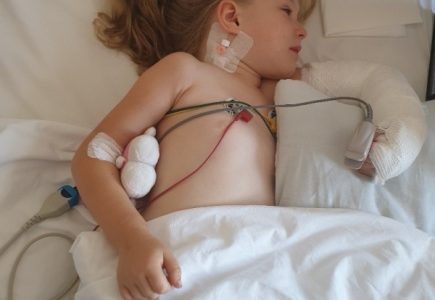 Pomóżmy małej Oliwce odzyskać sprawną rękę. Brakuje tylko 15 000 zł!