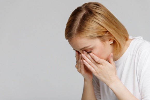 Uczucie piasku pod powiekami po nieprzespanej nocy – jak sobie z tym radzić? Zdrowie, LIFESTYLE - Uczucie piasku pod powiekami po nieprzespanej nocy – jak sobie z tym radzić?