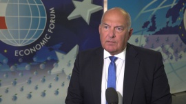 BIZNES, Finanse - Tadeusz Kościński deklaruje, że resort finansów nie zamierza podnosić podatków mimo zwiększonych wydatków spowodowanych pandemią. W tym roku zamiast zerowego deficytu ma on wynieść ponad 109 mld zł, choć wielu ekonomistów uważa, że jest to kwota zawyżona. Dodatkowo poluzowana reguła wydatkowa pozwala na pewną swobodę. Minister popiera też wprowadzenie podatku cyfrowego, choć musiałoby to się odbyć na poziomie unijnym, by nie narazić naszego kraju na retorsje Stanów Zjednoczonych., ustawa budżetowa 2021, pandemia, minister finansów, podwyżki podatków Minister finansów: Nie planujemy zwiększać poziomu podatków w Polsce. Gospodarka wyjdzie z recesji dzięki konsumpcji prywatnej BIZNES, Finanse - Tadeusz Kościński deklaruje, że resort finansów nie zamierza podnosić podatków mimo zwiększonych wydatków spowodowanych pandemią. W tym roku zamiast zerowego deficytu ma on wynieść ponad 109 mld zł, choć wielu ekonomistów uważa, że jest to kwota zawyżona. Dodatkowo poluzowana reguła wydatkowa pozwala na pewną swobodę. Minister popiera też wprowadzenie podatku cyfrowego, choć musiałoby to się odbyć na poziomie unijnym, by nie narazić naszego kraju na retorsje Stanów Zjednoczonych.