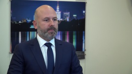 BIZNES, Farmacja - – Farmaceuci to wykształceni specjaliści, państwo poniosło wysokie koszty na ich edukację. Tymczasem w tej chwili sprowadzamy ich do roli sklepikarzy, którzy wymagają tylko kursu obsługi kasy fiskalnej. Mamy potencjał, którego nie wykorzystujemy – podkreśla były wiceminister zdrowia Krzysztof Łanda. Eksperci wskazują, że rozszerzenie uprawnień tej grupy zawodowej może odciążyć lekarzy i załatać dziury w systemie ochrony zdrowia. Farmaceuci mogą odgrywać kluczową rolę m.in. w profilaktyce i edukacji zdrowotnej. Takie zmiany ma wprowadzić procedowana w Sejmie ustawa o zawodzie farmaceuty. Stworzy ona podwaliny do wprowadzenia w Polsce kompleksowej opieki farmaceutycznej, która pozwoli na znaczne oszczędności w systemie ochrony zdrowia., ustawa o zawodzie farmaceuty, farmacja, zawód farmaceuty, ochrona zdrowia, deficyt lekarzy, opieka farmaceutyczna, służba zdrowia, apteki, Gemini Polska, kancelaria DZP Za kilka miesięcy po poradę zdrowotną będzie można się udać do apteki. Przyniesie to znaczące oszczędności w ochronie zdrowia BIZNES, Farmacja - – Farmaceuci to wykształceni specjaliści, państwo poniosło wysokie koszty na ich edukację. Tymczasem w tej chwili sprowadzamy ich do roli sklepikarzy, którzy wymagają tylko kursu obsługi kasy fiskalnej. Mamy potencjał, którego nie wykorzystujemy – podkreśla były wiceminister zdrowia Krzysztof Łanda. Eksperci wskazują, że rozszerzenie uprawnień tej grupy zawodowej może odciążyć lekarzy i załatać dziury w systemie ochrony zdrowia. Farmaceuci mogą odgrywać kluczową rolę m.in. w profilaktyce i edukacji zdrowotnej. Takie zmiany ma wprowadzić procedowana w Sejmie ustawa o zawodzie farmaceuty. Stworzy ona podwaliny do wprowadzenia w Polsce kompleksowej opieki farmaceutycznej, która pozwoli na znaczne oszczędności w systemie ochrony zdrowia.