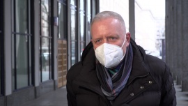 BIZNES, Problemy społeczne - – Szczepionka przeciwko COVID-19 jest bezpieczna i skuteczna. Dowiodły tego badania prowadzone przed wejściem szczepionki do użytku. Wszelkie dywagacje na temat różnych działań niepożądanych, które można znaleźć w internecie, są bezpodstawne – mówi lekarz Michał Sutkowski. Liczba zaszczepionych do tej pory pacjentów z grupy zero to prawie pół miliona. Jak wskazują dane resortu zdrowia, w tej grupie odnotowano 133 niepożądane odczyny poszczepienne. Chętnych na szczepienia przybywa, ale wciąż duża grupa społeczeństwa pozostaje sceptyczna., szczepienia na COVID-19, szczepienia przeciwko koronawirusowi, objawy niepożądane, zwolnienie z kwarantanny Prawie 450 tys. seniorów 80+ zarejestrowanych na szczepienia przeciw COVID-19. Wciąż duża grupa społeczeństwa jest nastawiona sceptycznie BIZNES, Problemy społeczne - – Szczepionka przeciwko COVID-19 jest bezpieczna i skuteczna. Dowiodły tego badania prowadzone przed wejściem szczepionki do użytku. Wszelkie dywagacje na temat różnych działań niepożądanych, które można znaleźć w internecie, są bezpodstawne – mówi lekarz Michał Sutkowski. Liczba zaszczepionych do tej pory pacjentów z grupy zero to prawie pół miliona. Jak wskazują dane resortu zdrowia, w tej grupie odnotowano 133 niepożądane odczyny poszczepienne. Chętnych na szczepienia przybywa, ale wciąż duża grupa społeczeństwa pozostaje sceptyczna.