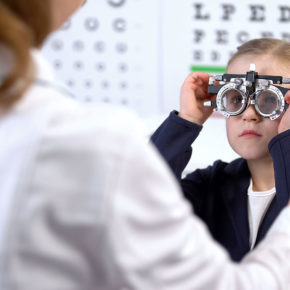 Problem krótkowzroczności (miopii) – Epidemia krótkowzroczności wśród dzieci – problem widoczny gołym okiem